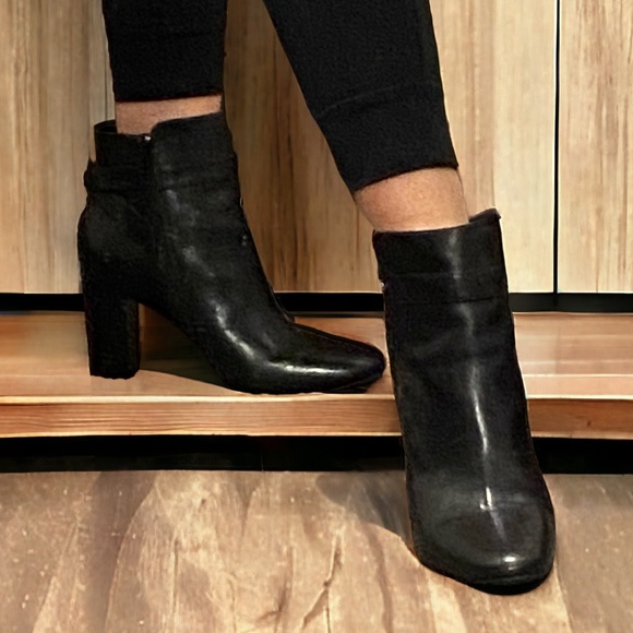 Lauren Ralph Lauren black leather heeled zip up booties. sz 8.5 - Picture 2 of 16